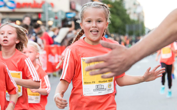 Lilla Midnattsloppet 2022 Hige five glad tjej är på väg i mål