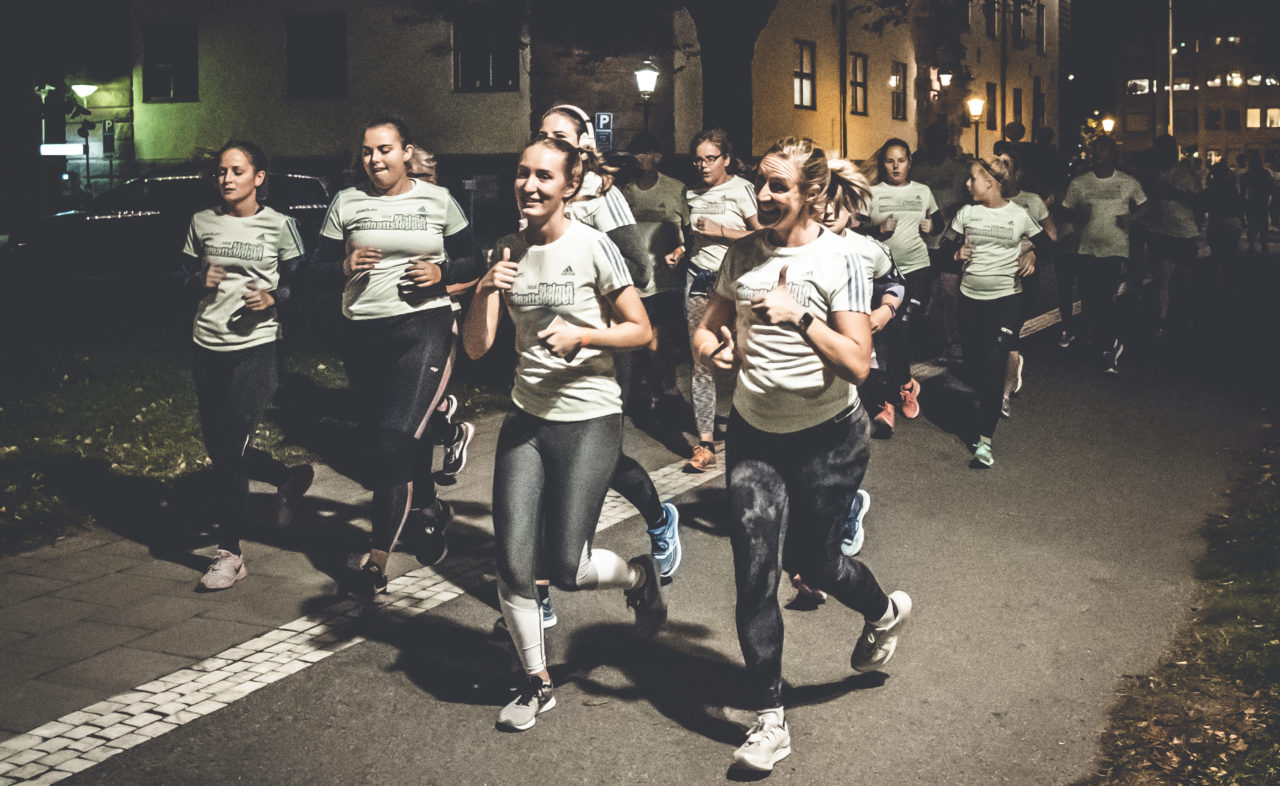 Midnattsloppet Malmo 2022 klunga med tjejer som springer