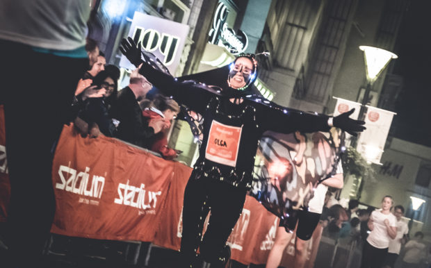 Midnattsloppet Malmö tjej i svart lack sprutar i mål