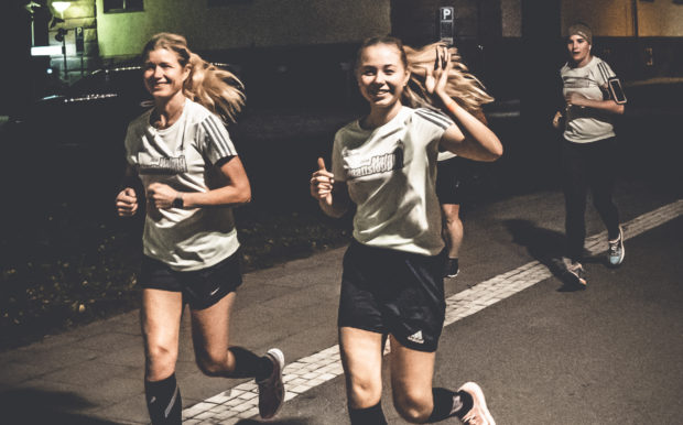 Midnattsloppet Malmö två tjejer som springer tumme upp