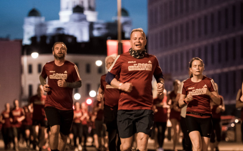 Midnight-Run-Helsinki-2022-löpare-banan-kyrka-i-horrisonten