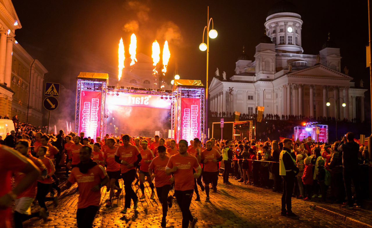 Midnight Run Helsinki 2022 löparna springer iväg efter starten