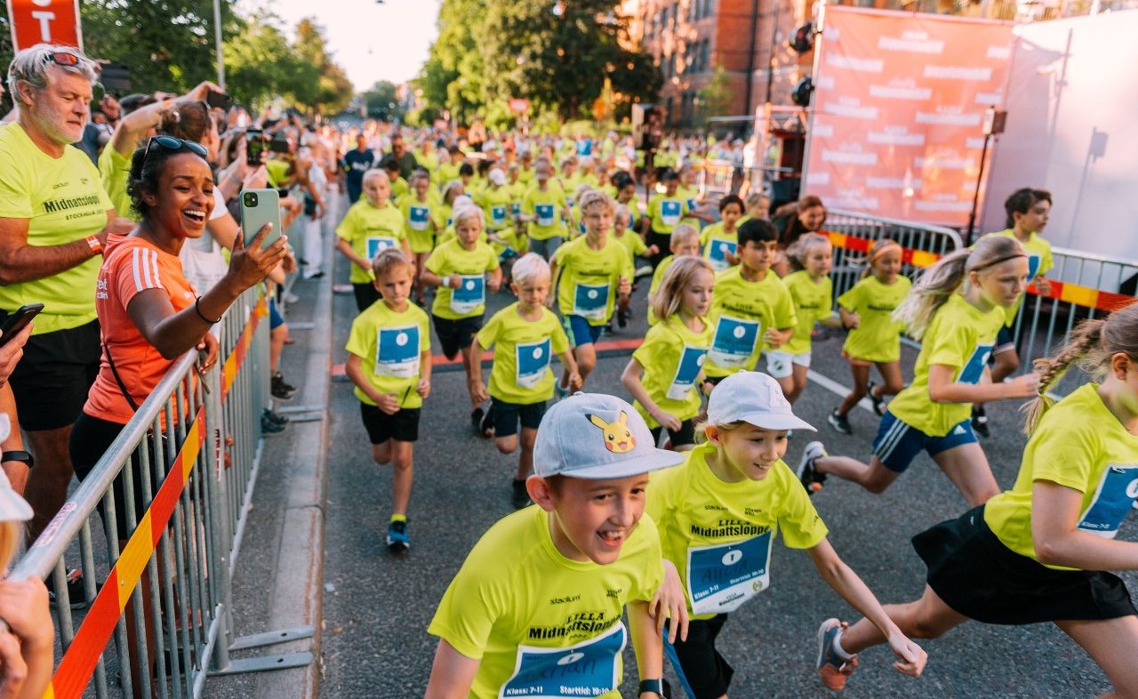 Lilla-Midnattsloppet-Starten-taggade-Barn-som-springer