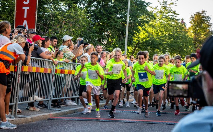 Lilla-Midnattsloppet-starten-barn-rusar-vid-starten