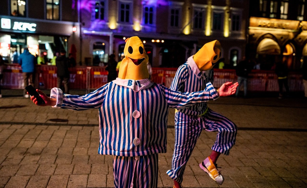 Midnattsloppet-Malmo-Stämning-maskerad-bananer-i-pjamas