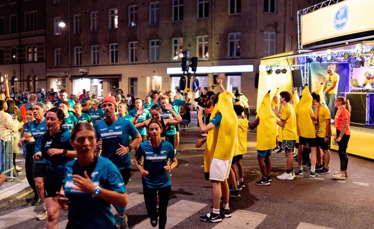 Midnattsloppet Stockholm 2024 - Chiquita och löpare