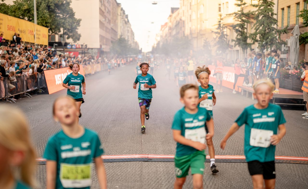 Midnattsloppet Stockholm 2024 barn som springer