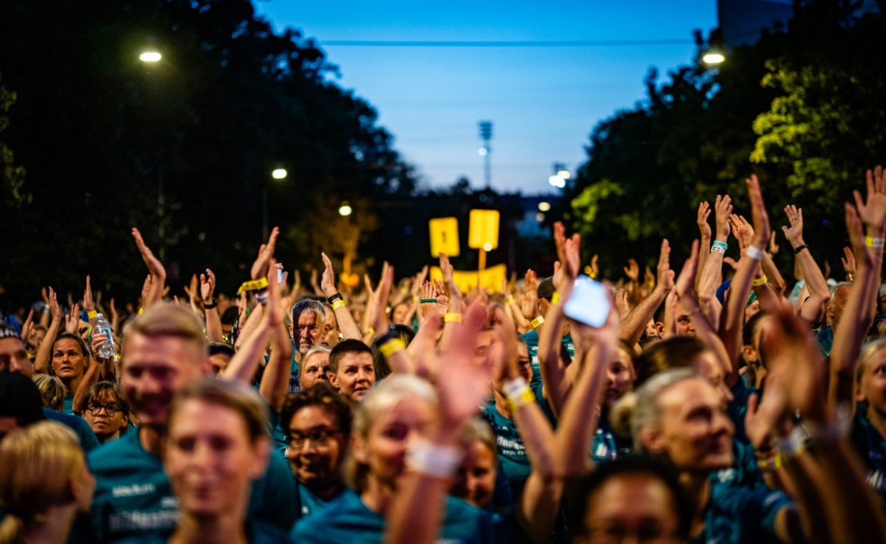 Midnattsloppet Stockholm 2024 löpare laddar upp