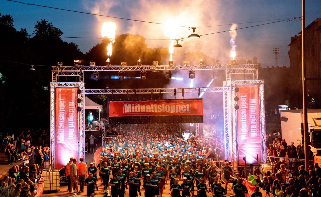 Midnattsloppet Stockholm 2024 - start med fyverkerier