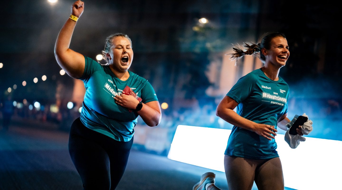 Glädje vid målgång av Midnattsloppet Stockholm
