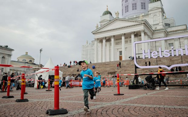 Barn som springer Mini Midnight Run i Helsinki på Senatstorget