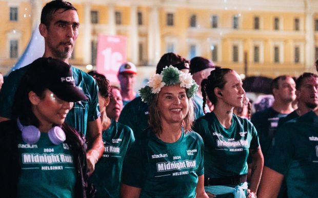 Glada löpare på Senatstorget innan Midnight Run Helsinki