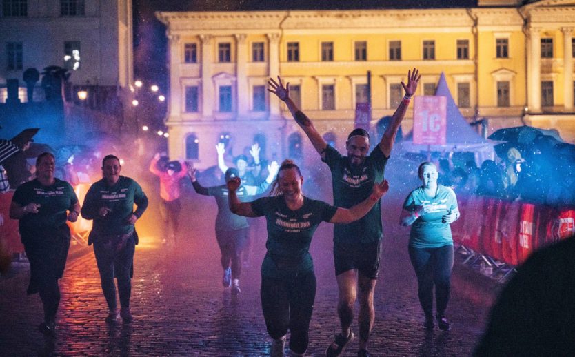 Löpare springer i mål på Midnight Run Helsinki på Senatstorget