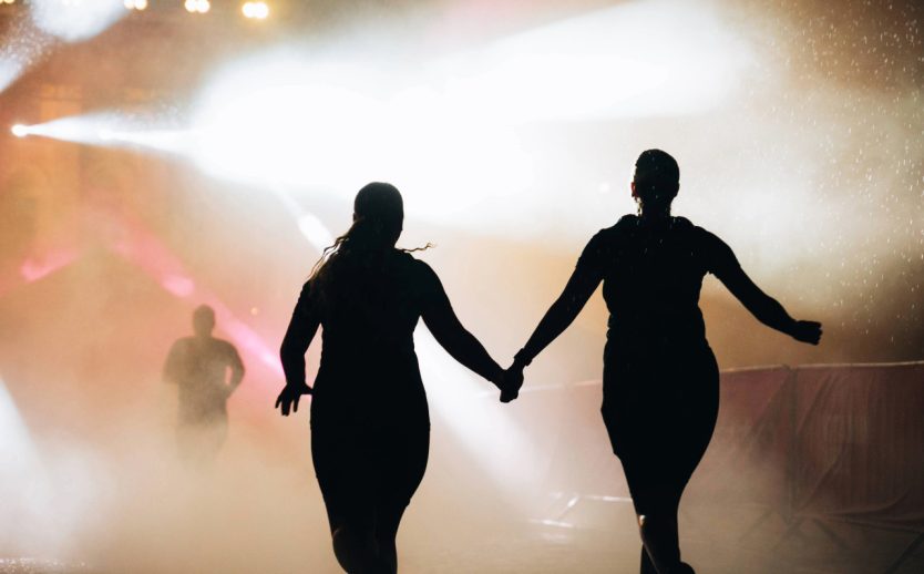 Löpare springer i mål på Midnight Run Helsinki på Senatstorget