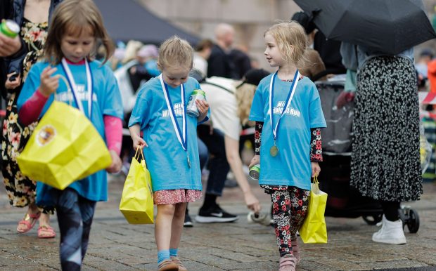 Barn efter Midnight run med medaljer och t-shirts