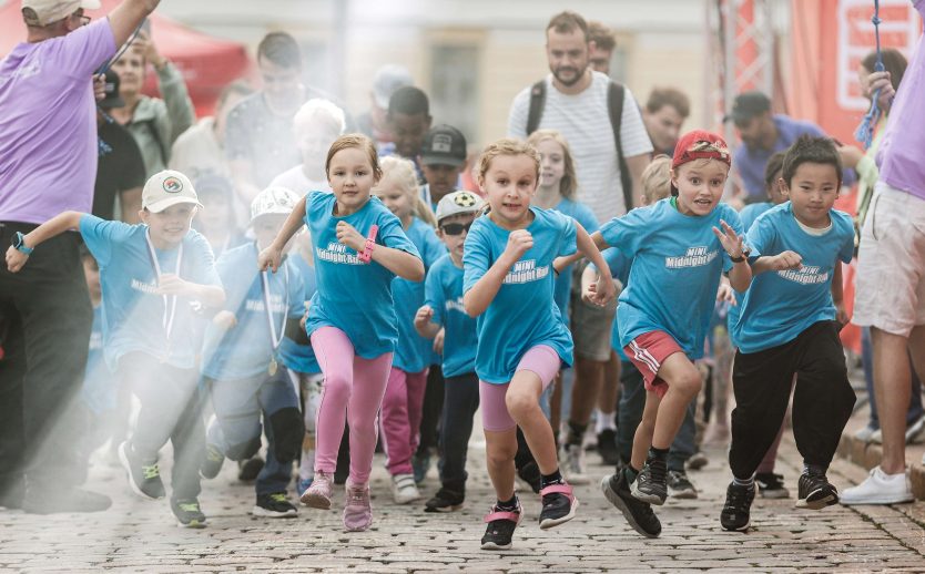 Starten av löploppet Mini midnight Run, Finlands roligaste lopp för barn