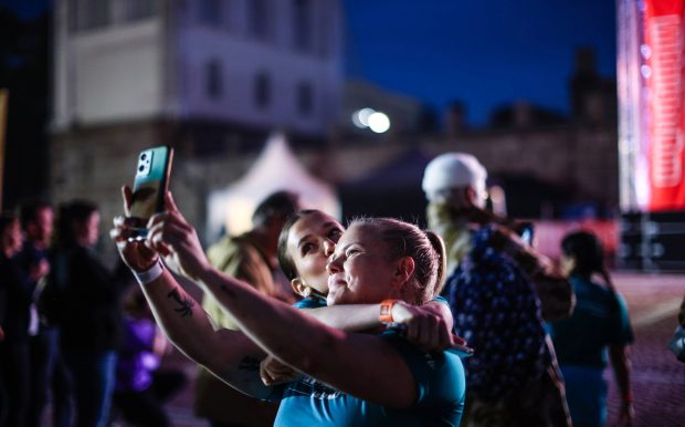 Tar en selfiebild på senatstorget