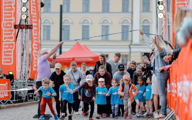 Starten av löploppet Mini midnight Run, Finlands roligaste lopp för barn