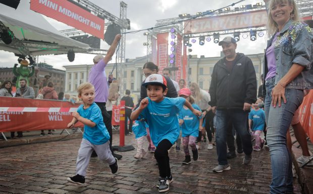 Barn som springer Mini Midnight Run i Helsinki på Senatstorget