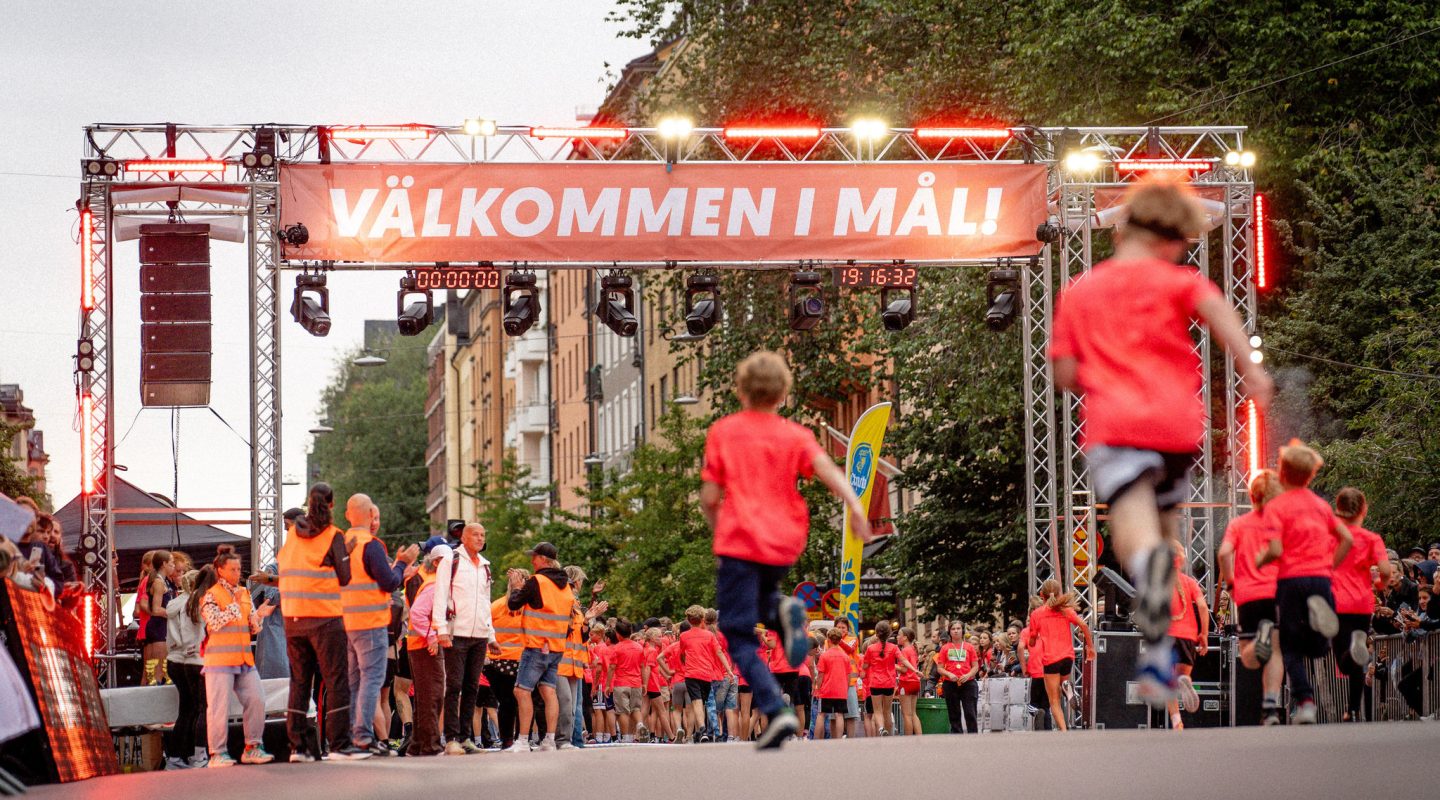 LillaMidnattsloppet-Stockholm-2025-målgång-bysistorget