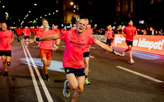 Midnattsloppet-Stockholm-2025-jubel-målgång