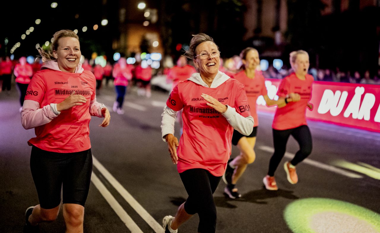 Midnattsloppet-Stockholm-2025-målgång-jubel