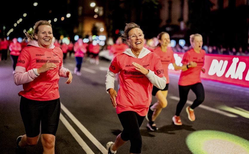 Midnattsloppet-Stockholm-2025-målgång-jubel
