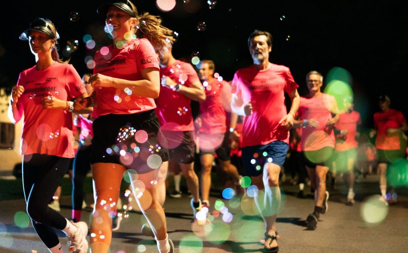 Midnattsloppet-glada-löpare-såpbubblor