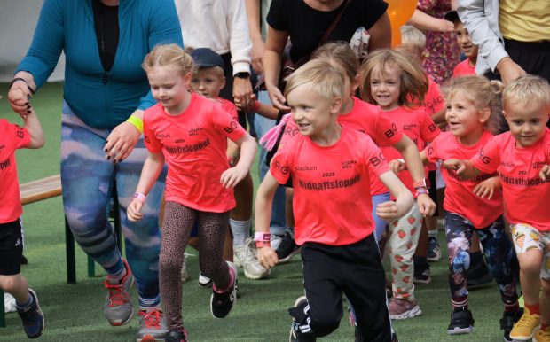 Mini Midnattsloppet Stockholm 2025 starten barn