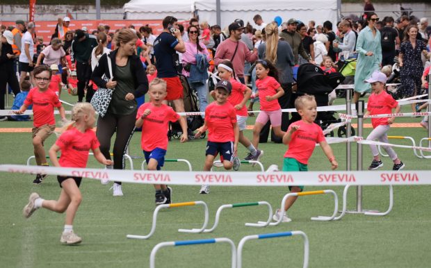 Mini Midnattsloppet Stockholm 2025 banan springer barn