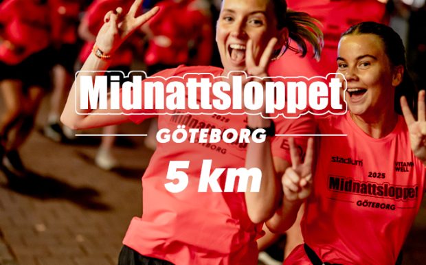 Midnattsloppet Göteborg två glada tjejer som gör V tecknet