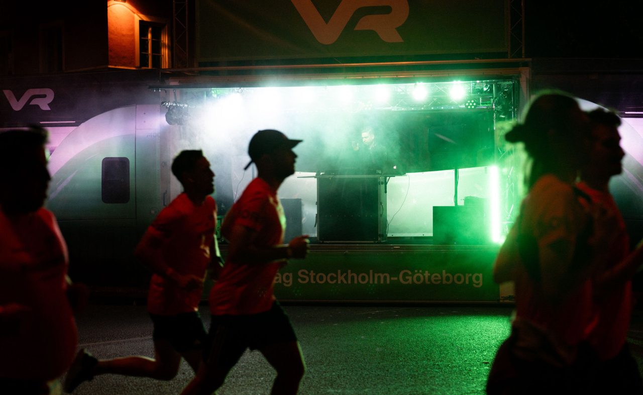 Löpare springer förbi flera aktiviteter utmed banan VR