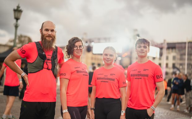 Fyra personer i ett lag som springer Midnattsloppet Göteborg