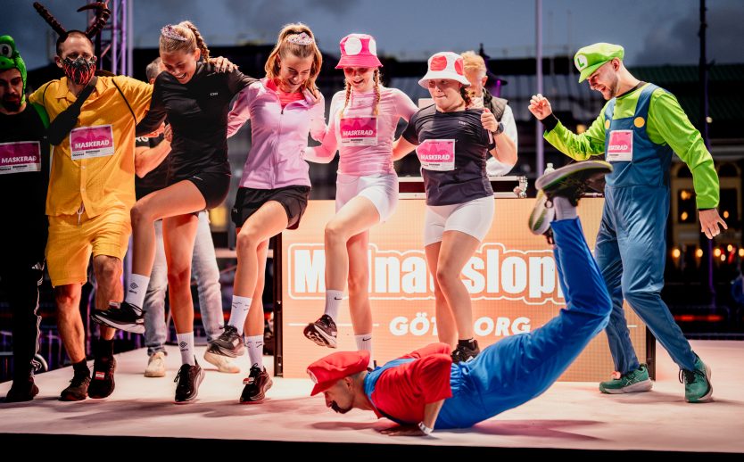 Maskeradlöpare på scenen i samband med Midnattsloppet Göteborg