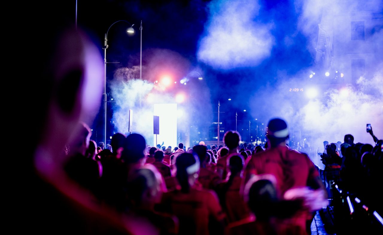 Starten av Midnattsloppet Göteborg Dimma rök