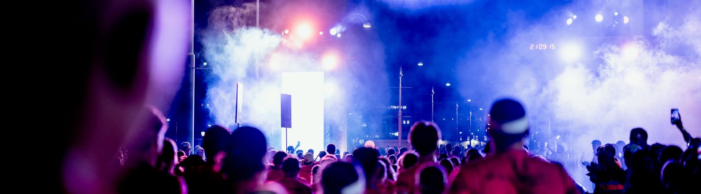 Starten av Midnattsloppet Göteborg Dimma rök