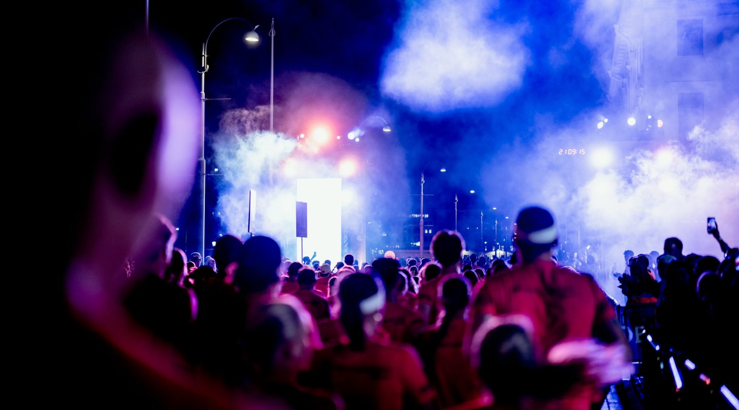 Starten av Midnattsloppet Göteborg Dimma rök