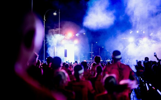 Starten av Midnattsloppet Göteborg Dimma rök