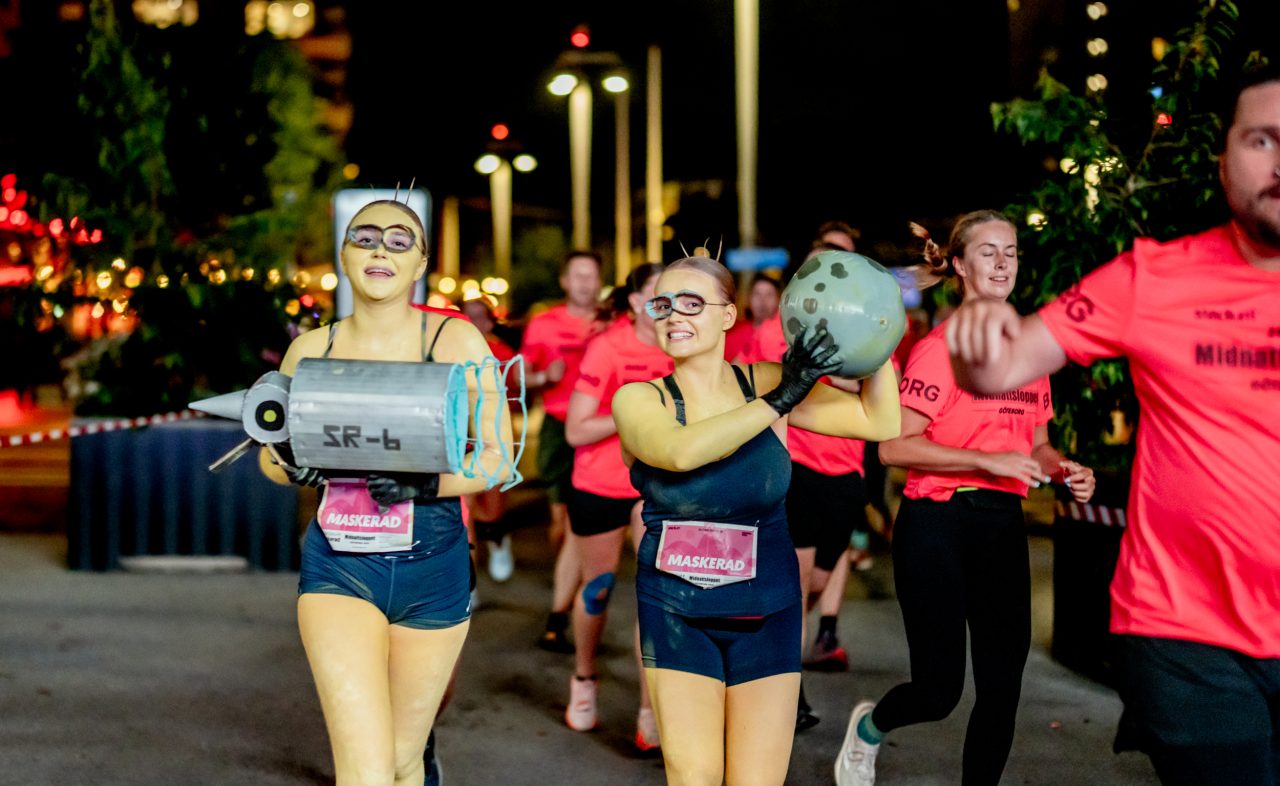Minioner som springer nordens roligaste löplopp Midnattsloppet