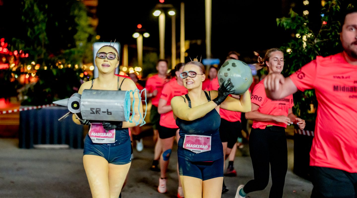 Minioner som springer nordens roligaste löplopp Midnattsloppet
