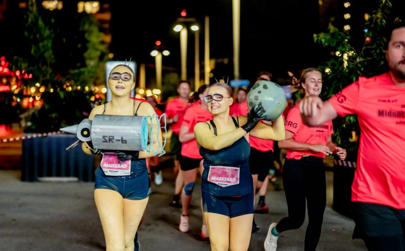 Minioner som springer nordens roligaste löplopp Midnattsloppet
