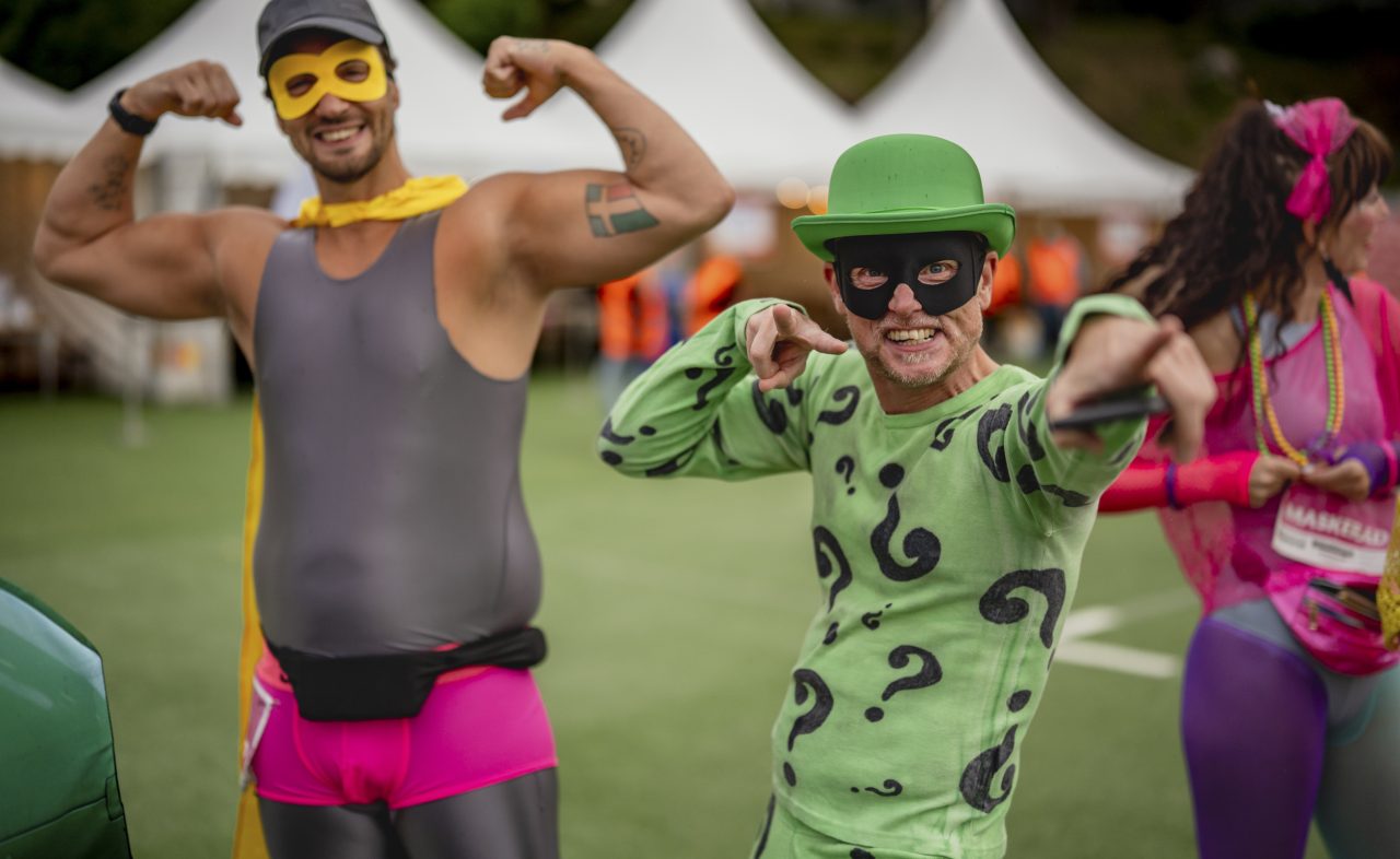 Maskeraddeltagare på Zinkendamms IP i samband med Midnattsloppet Stockholm