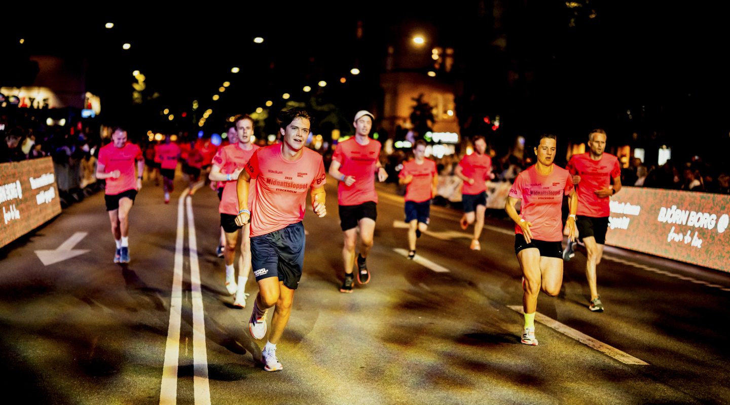 Löpare på väg mot mål i Midnattsloppet Stockholm