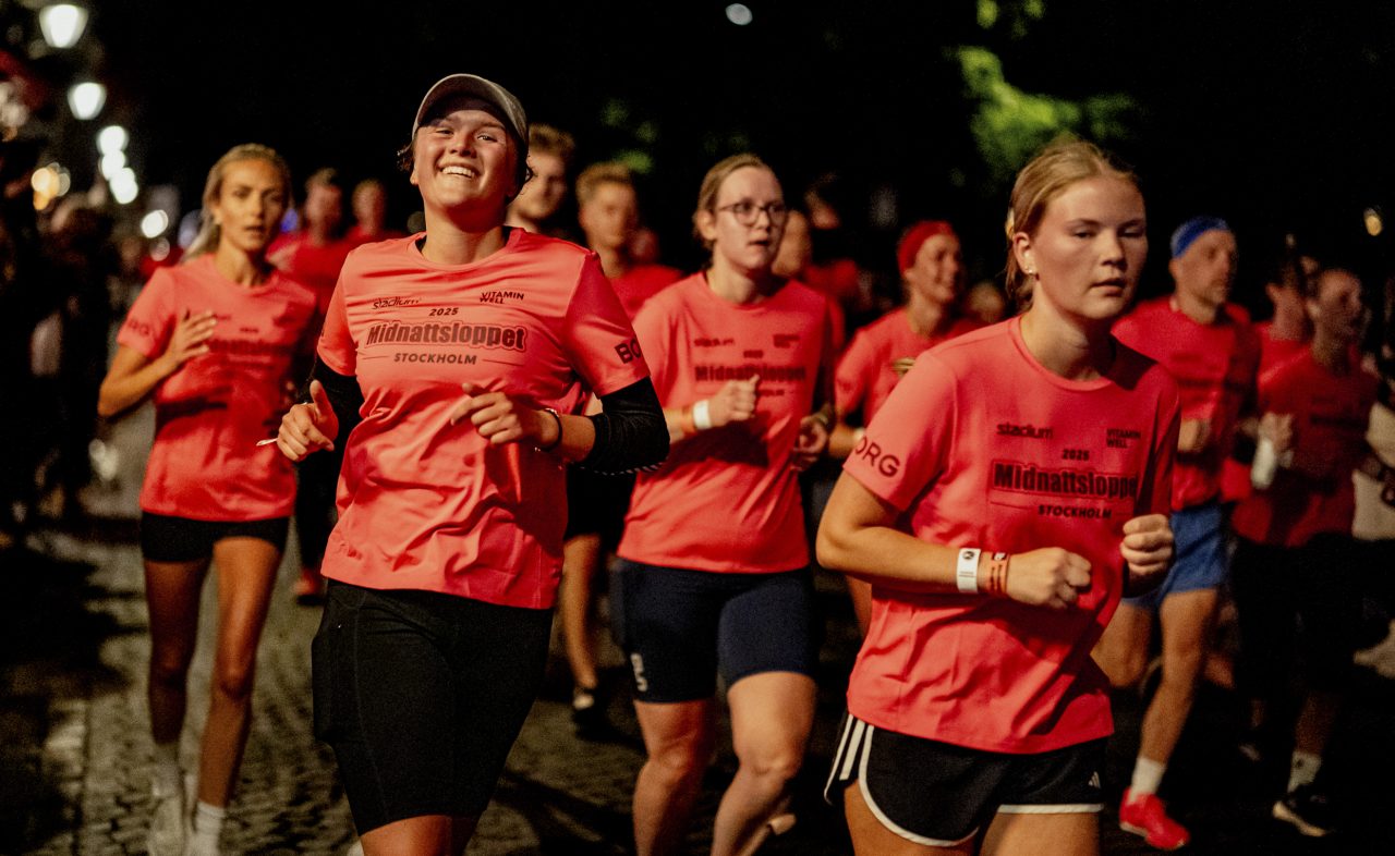 löpartjejer som springer i Stockholm under Midnattsloppet