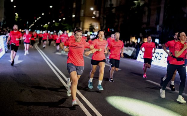 Löpare på väg in mot målet