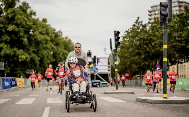 Glada Midnattsloppet 2025 Rullande med assistans