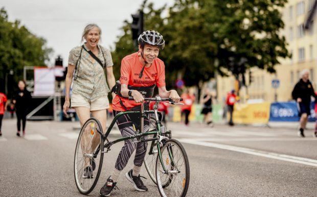 Glada Midnattsloppet 2025 Rullande en person