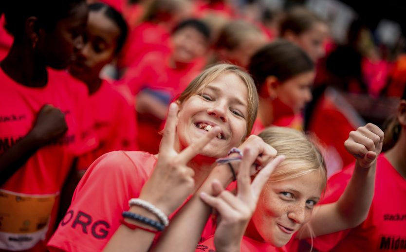 Lilla Midnattsloppet 2025 starten två glada tjejer