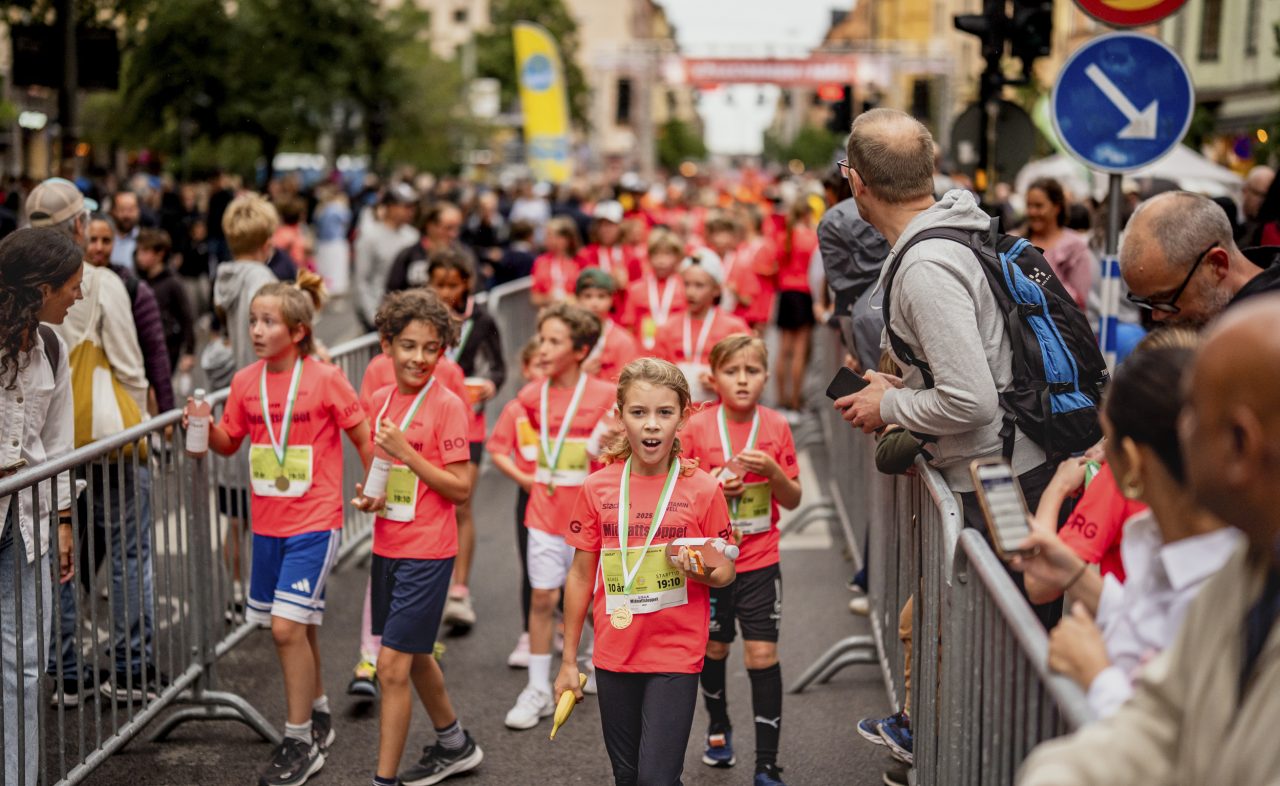 Lilla midnattsloppet 2025 produktutdelning medalj banan vitamin well