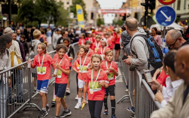Lilla midnattsloppet 2025 produktutdelning medalj banan vitamin well
